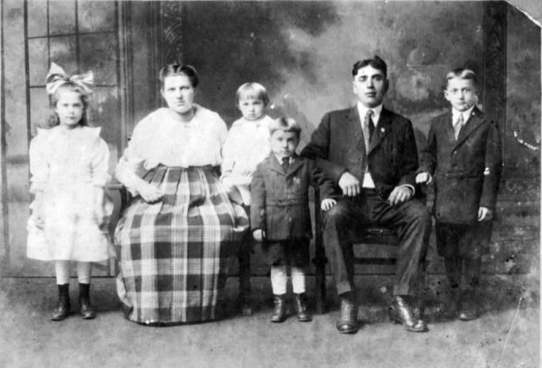 The Dutko-Popovich Family in 1921